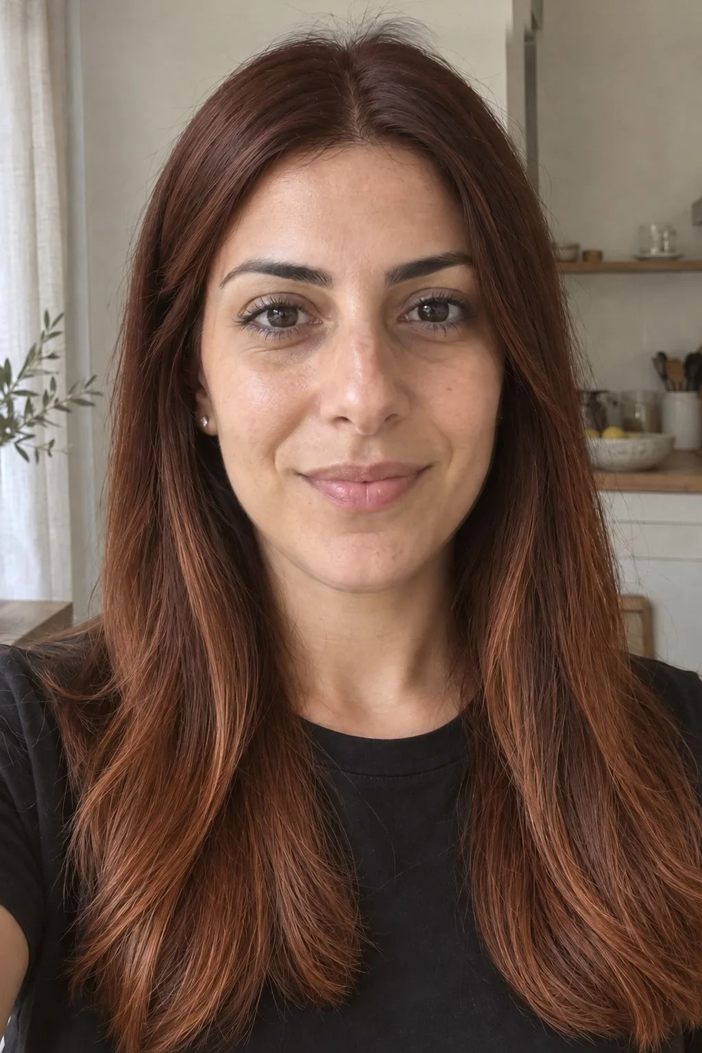 Her photo with Atelier Noir's Copper Melt applied